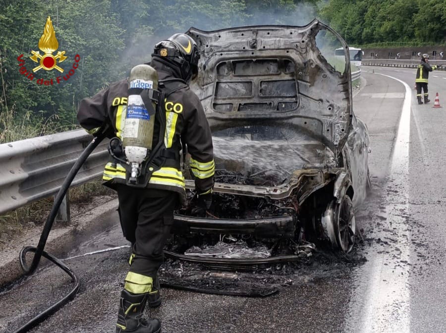Auto in fiamme lungo l’autostrada: donna riesce a mettersi in salvo Auto in fiamme lungo l’autostrada: donna riesce a mettersi in salvo