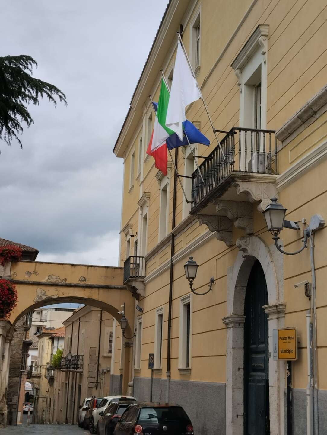 palazzo mosti esposto lenzuolo bianco per le vittime del conflitto a gaza