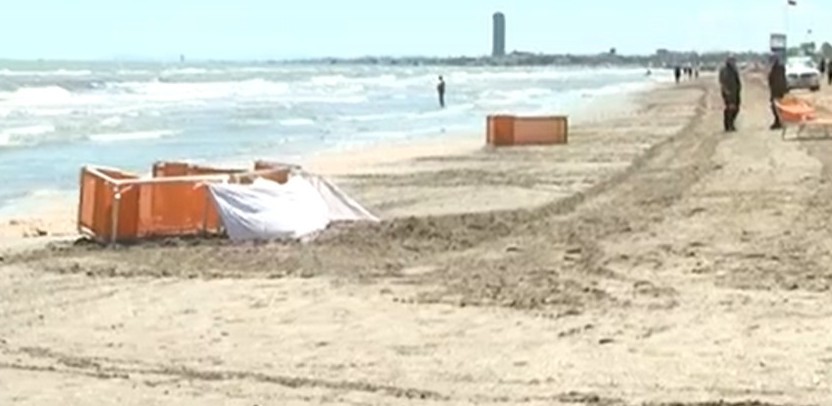 non solo campania tragedia in spiaggia donna travolta da una ruspa da Anteprima24.it non solo campania tragedia in spiaggia donna travolta da una ruspa