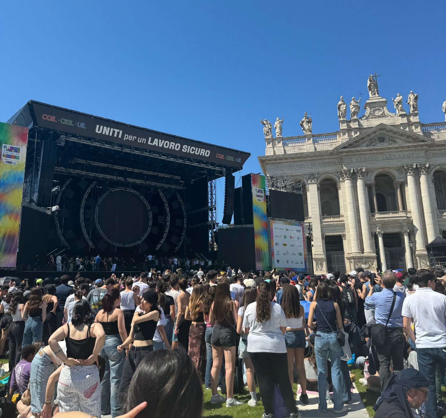 Piazza San Giovanni si riempie sotto il sole: al via il Concertone del Primo Maggio