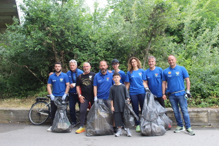 FOTO/ Cittadini ripuliscono la Via Appia: mobilitazione contro il degrado FOTO/ Cittadini ripuliscono la Via Appia: mobilitazione contro il degrado
