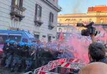 Corteo contro vertice Nato a Napoli, tensioni manifestanti-polizia sotto la prefettura