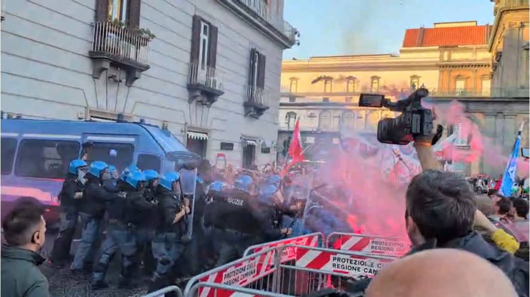 Corteo contro vertice Nato a Napoli, tensioni manifestanti polizia sotto la prefettura