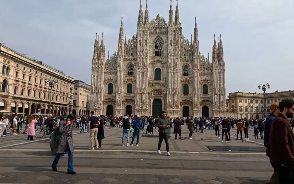 Suicidio dal Duomo di Milano: i tatuaggi riconducono ad Emanuele De Maria Suicidio dal Duomo di Milano: i tatuaggi riconducono ad Emanuele De Maria