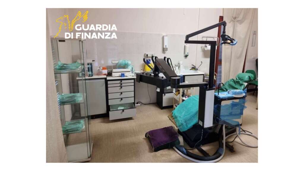 FOTO/ Guardia di Finanza: finti dentisti, sequestrati due studi completamente abusivi FOTO/ Guardia di Finanza: finti dentisti, sequestrati due studi completamente abusivi
