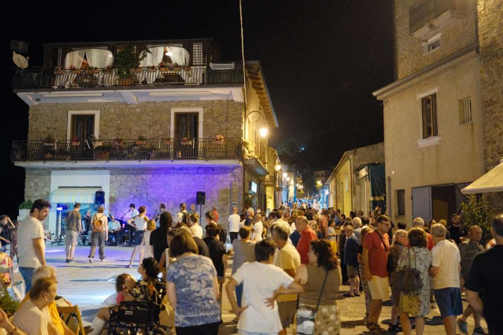 Vatolla celebra il suo ‘Genius Loci’ con la decima edizione della Festa della Cipolla’ Vatolla celebra il suo ‘Genius Loci’ con la decima edizione della Festa della Cipolla’