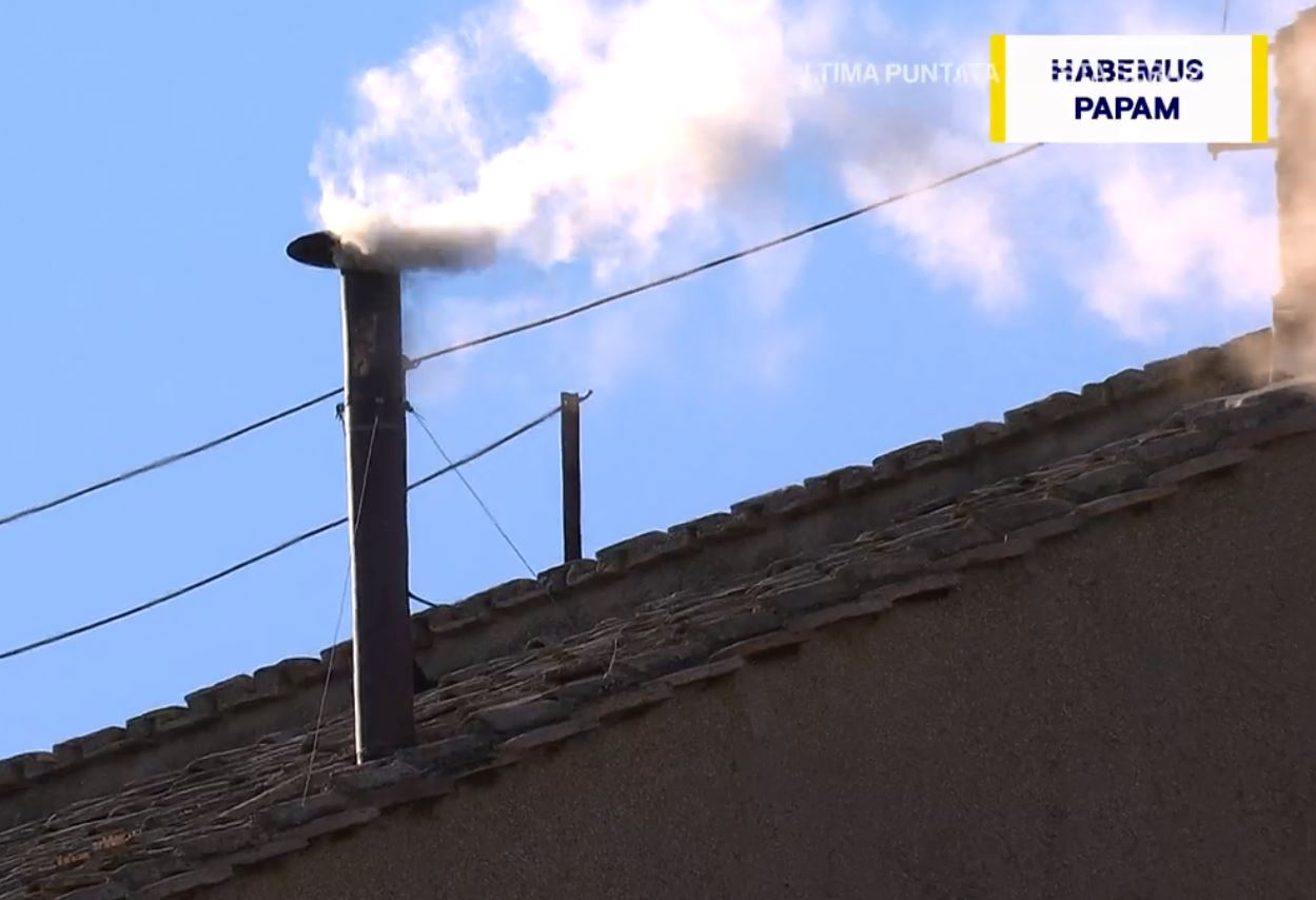 ‘Habemus Papam’ da Anteprima24.it ‘habemus papam campane a festa anche a benevento per la fumata bianca