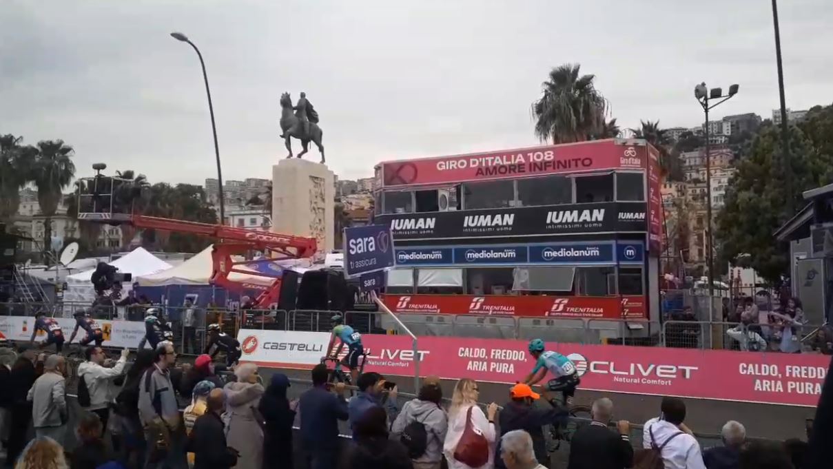 Giro d’Italia, a Napoli manifestanti in strada e bandiere Palestina Giro d’Italia, a Napoli manifestanti in strada e bandiere Palestina