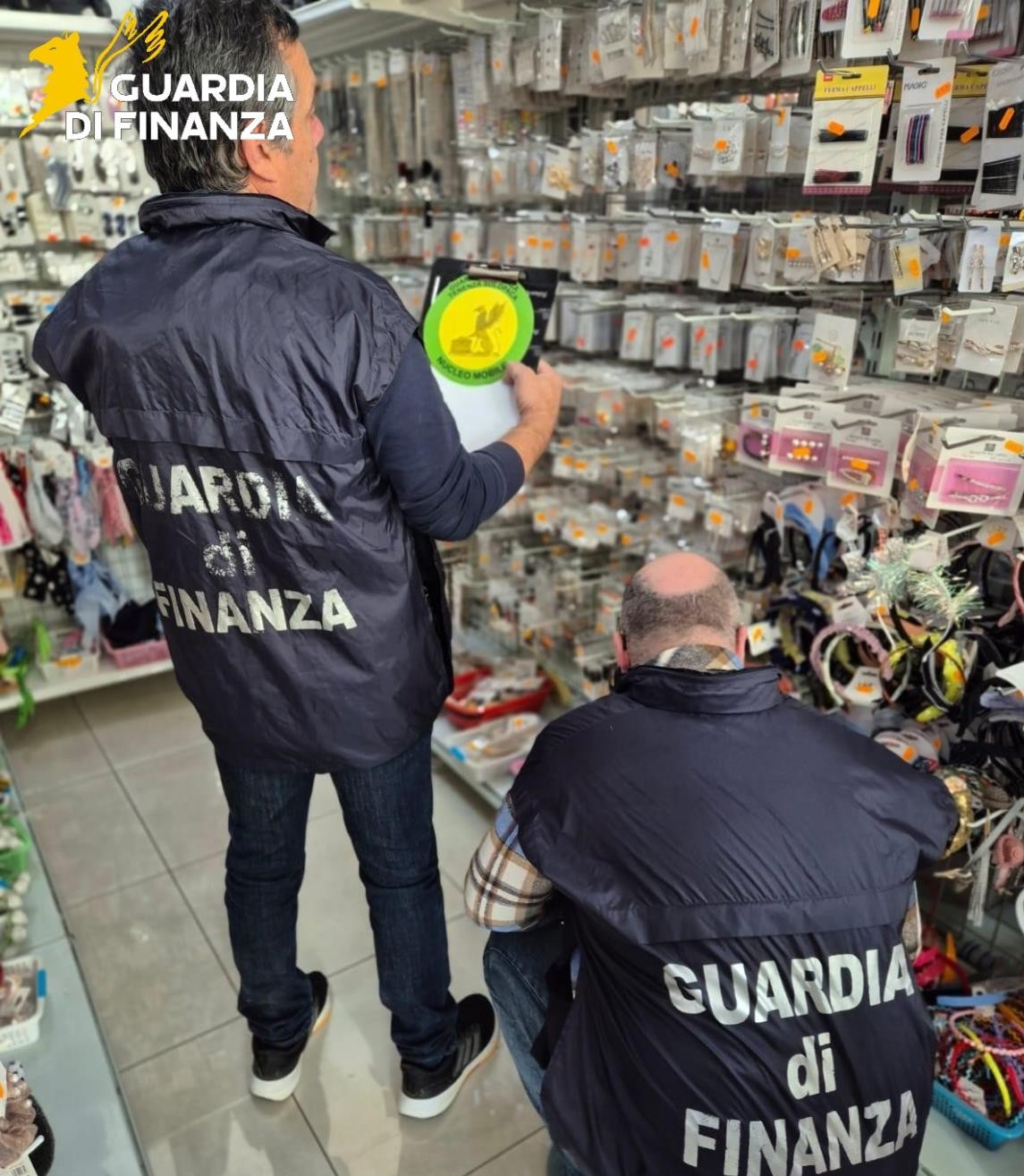 Guardi Finanza da Anteprima24.it guardi di finanza controlli a benevento e nel sannio sequestrati 160mila articoli contraffatti