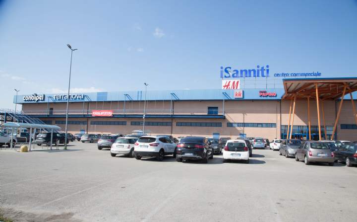 benevento tentato furto in un centro commerciale fermati due giovani