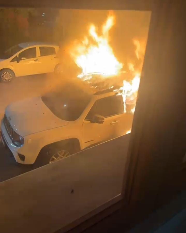 Rione Libertà: autovettura a fuoco, indagini in corso