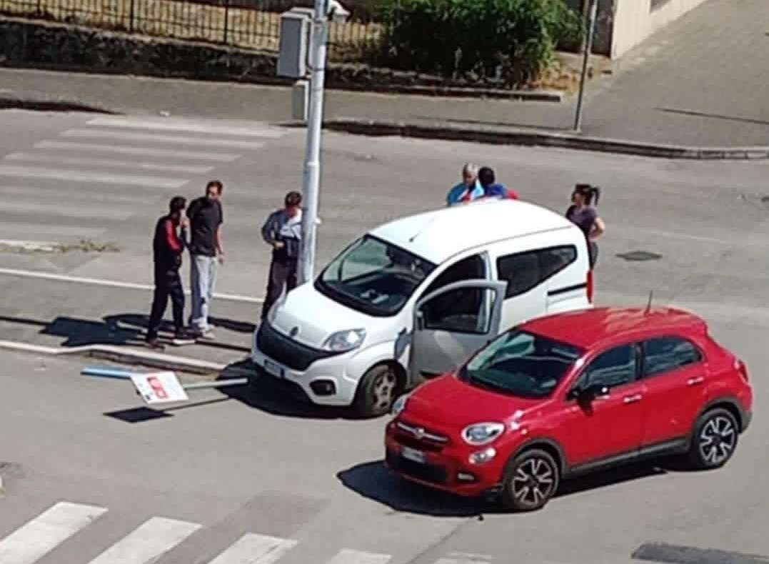Benevento, tamponamento tra furgoncino e auto Benevento, tamponamento tra furgoncino e auto