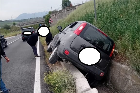 Sbanda con l’auto e finisce in una cunetta: incidente alle porte della città Sbanda con l’auto e finisce in una cunetta: incidente alle porte della città