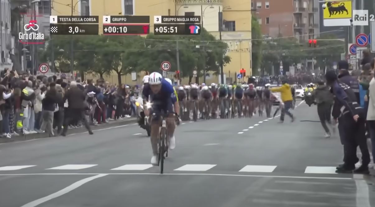 Un cavo per fermare il ‘treno di ciclisti’ in corsa: la rischiosa protesta degli ‘anti Isreale’ al Giro Un cavo per fermare il ‘treno di ciclisti’ in corsa: la rischiosa protesta degli ‘anti Isreale’ al Giro