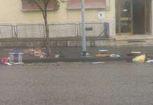FOTO/ Caos lungo il Viale Mellusi: volano mobili e sedie dal terzo piano