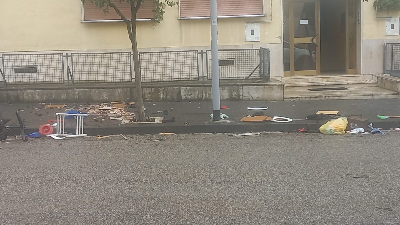 FOTO/ Caos lungo il Viale Mellusi: volano mobili e sedie dal terzo piano FOTO/ Caos lungo il Viale Mellusi: volano mobili e sedie dal terzo piano