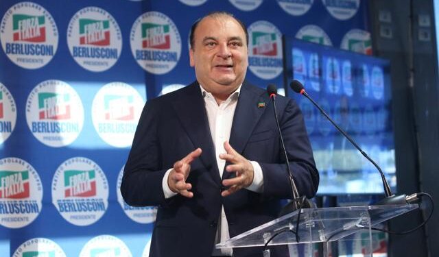 Caccia ai candidati a Palazzo Santa Lucia: Forza Italia pesca nella maggioranza deluchiana Caccia ai candidati a Palazzo Santa Lucia: Forza Italia pesca nella maggioranza deluchiana