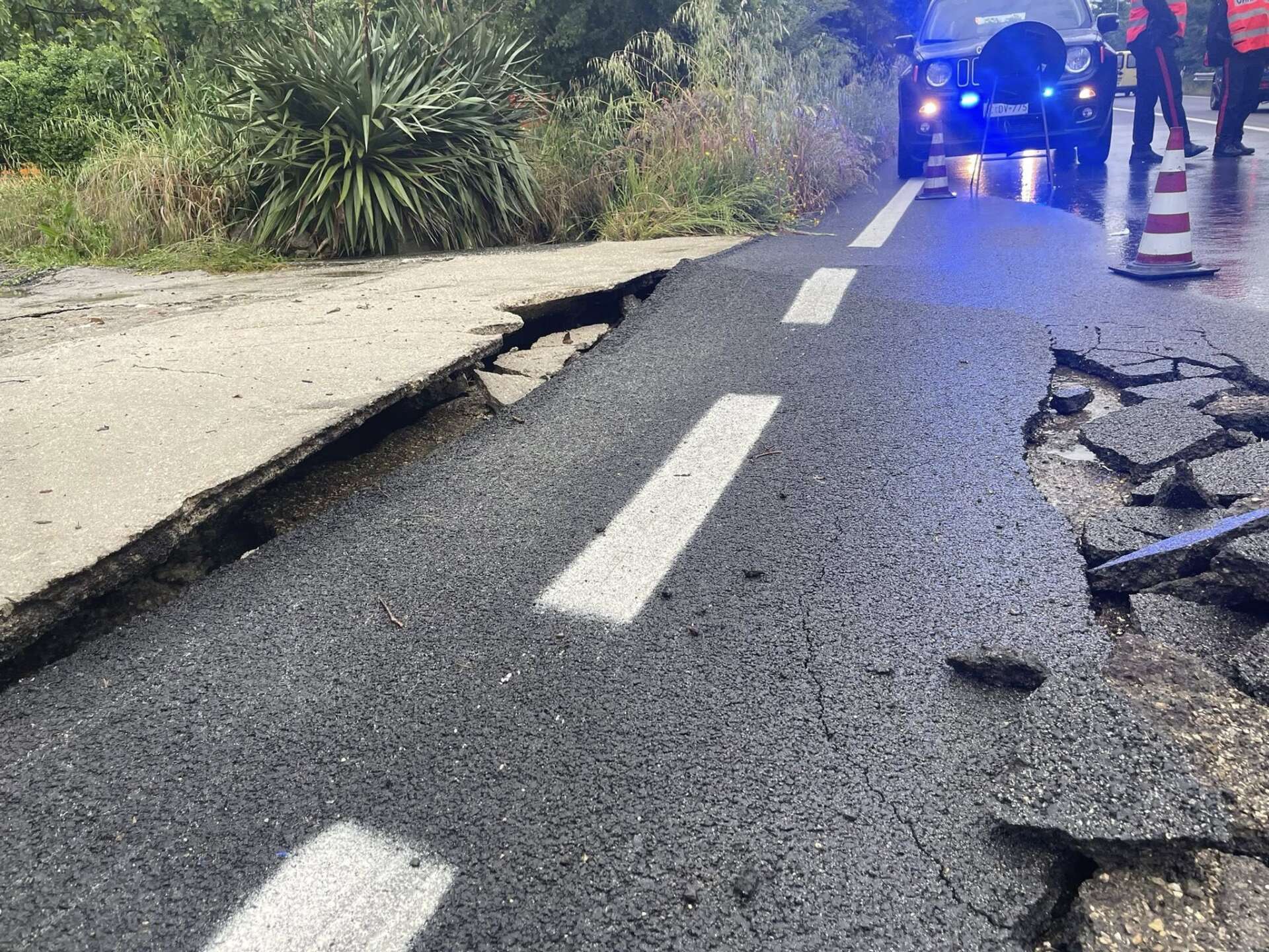 FOTO/ Pioggia battente sull’Irpinia: cede l’asfalto sulla Statale FOTO/ Pioggia battente sull’Irpinia: cede l’asfalto sulla Statale