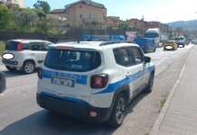 Prende una buca e cade al suolo: ciclista finisce all’ospedale