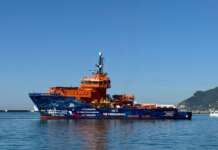 Sbarco di migranti a Salerno, operazioni in corso: tanti minori, donne incinte e presunte violenze