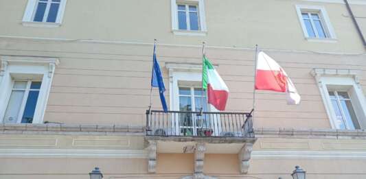 Blitz a Palazzo Mosti: sospeso Feola, ipotesi corruzione e turbata libertà degli incanti