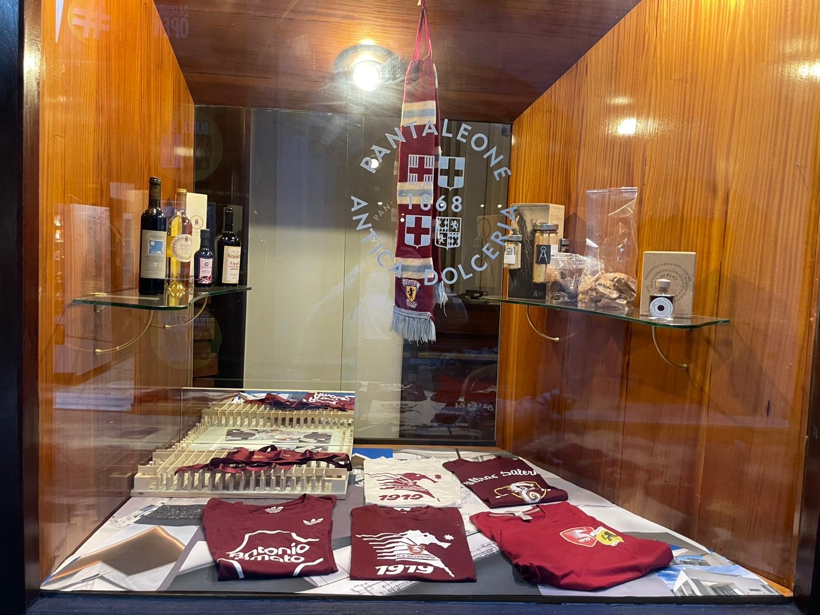 Salerno, una vetrina in pasticceria per il ‘pasticcio play out’ Salerno, una vetrina in pasticceria per il ‘pasticcio play out’