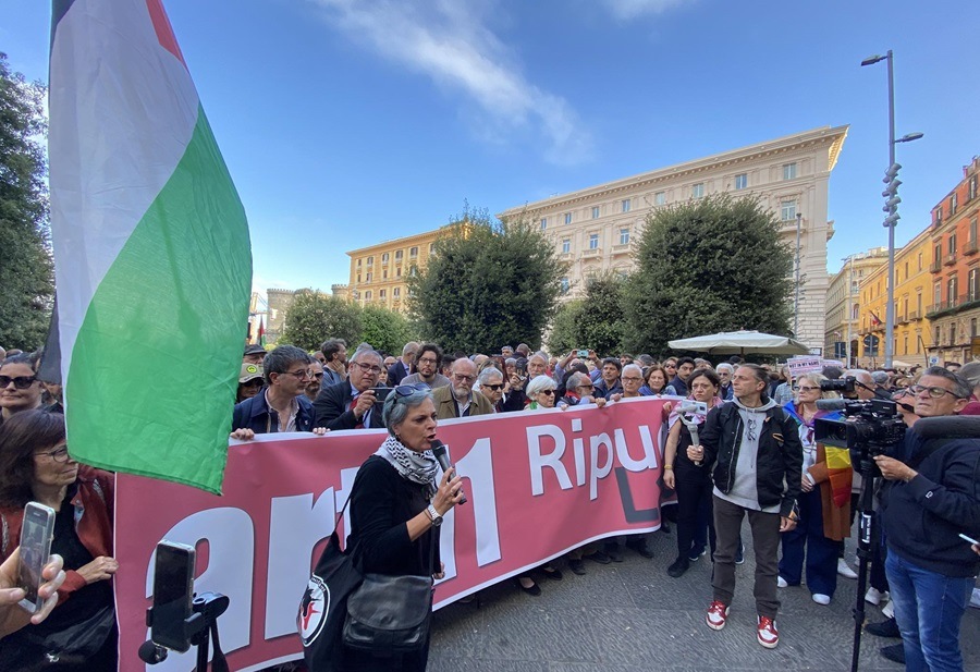 Sostegno a turisti israeliani, presidio contesta Manfredi fuori al Comune di Napoli Sostegno a turisti israeliani, presidio contesta Manfredi fuori al Comune di Napoli