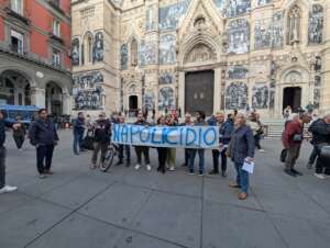 Napoli, inaugurata l’opera di JR sulla facciata del Duomo: protesta in piazza Napoli, inaugurata l’opera di JR sulla facciata del Duomo: protesta in piazza