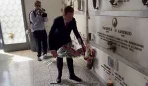 Salernitana, l’ad Milan al cimitero in ricordo dei 4 tifosi morti nel 1999 Salernitana, l’ad Milan al cimitero in ricordo dei 4 tifosi morti nel 1999