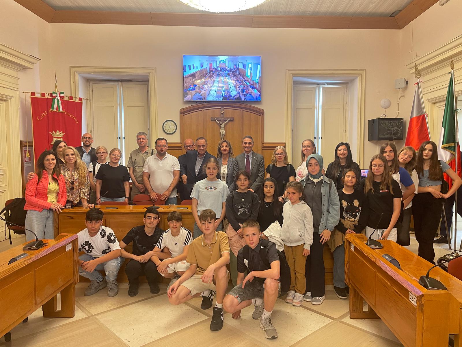 Delegazioni di scuole lituana, polacca e turca accolte dal sindaco Mastella a Palazzo Mosti Delegazioni di scuole lituana, polacca e turca accolte dal sindaco Mastella a Palazzo Mosti