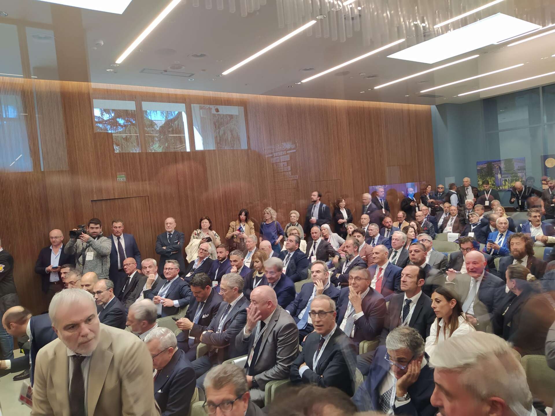 Confindustria Benevento, la nuova sede con le porte aperte e gli imprenditori all’esterno Confindustria Benevento, la nuova sede con le porte aperte e gli imprenditori all’esterno