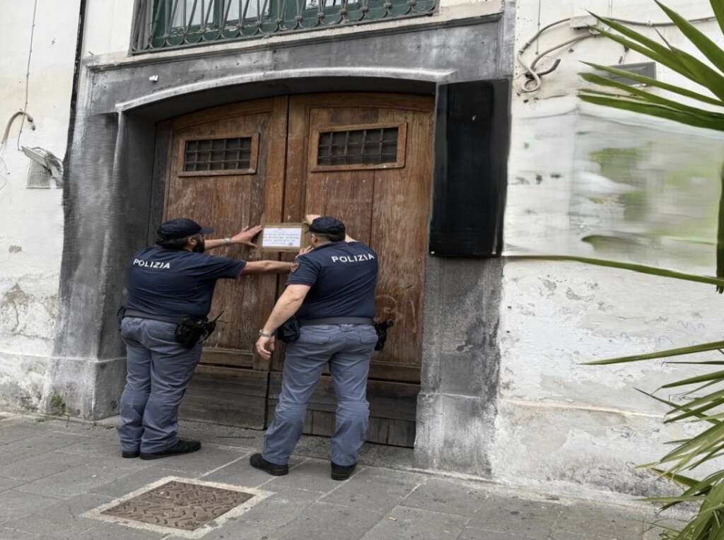 somministrazione di bevande alcoliche a minori sospesa attività di un bar nel centro storico