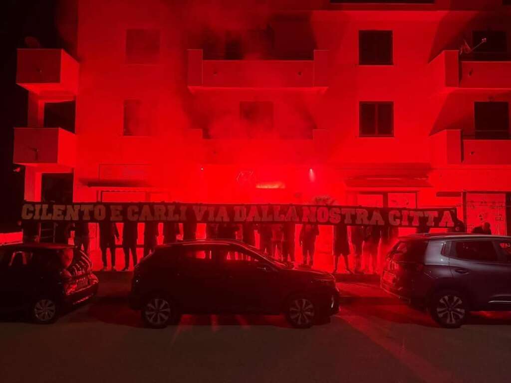 Benevento, nuovo striscione della Curva Sud: presi di mira Carli e Cilento Benevento, nuovo striscione della Curva Sud: presi di mira Carli e Cilento