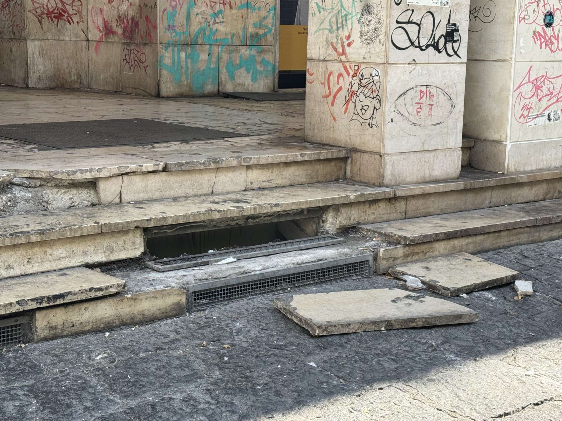 Salerno, vandali in azione in Piazza Sant’Agostino Salerno, vandali in azione in Piazza Sant’Agostino