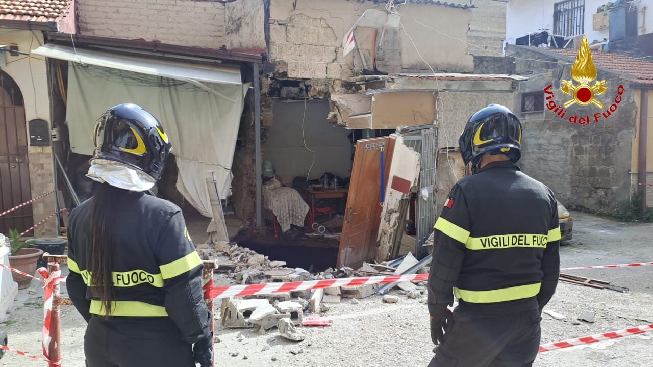Orta di Atella, crolla un muro perimetrale di un palazzo: era stato sgomberato il giorno prima Orta di Atella, crolla un muro perimetrale di un palazzo: era stato sgomberato il giorno prima