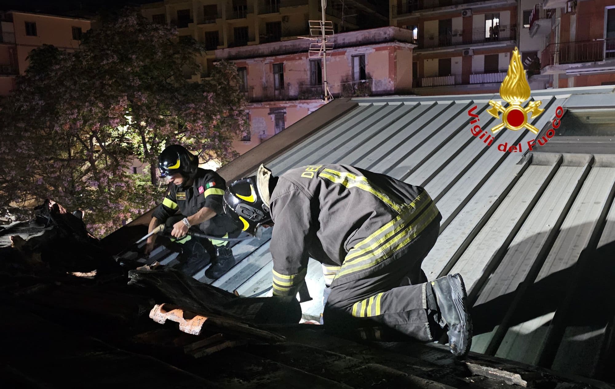 Salerno, fiamme in un sottotetto: paura per i condomini Salerno, fiamme in un sottotetto: paura per i condomini