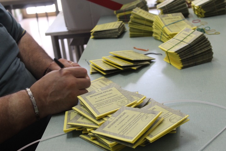 FOTO/ Referendum: si insediano i seggi, domani e lunedì al voto. Ecco come votare FOTO/ Referendum: si insediano i seggi, domani e lunedì al voto. Ecco come votare