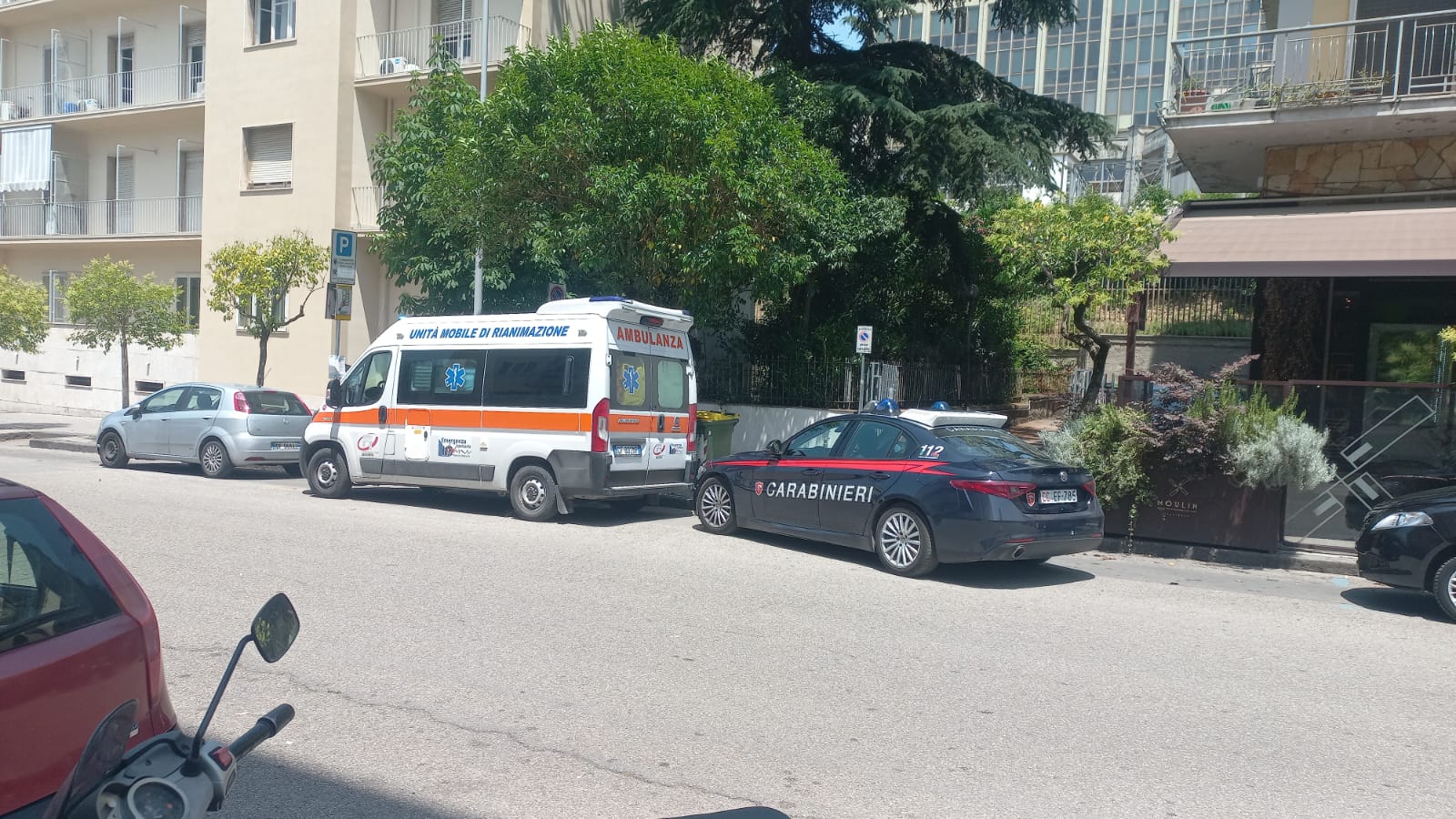 si accascia al suolo e muore dramma al viale mellusi