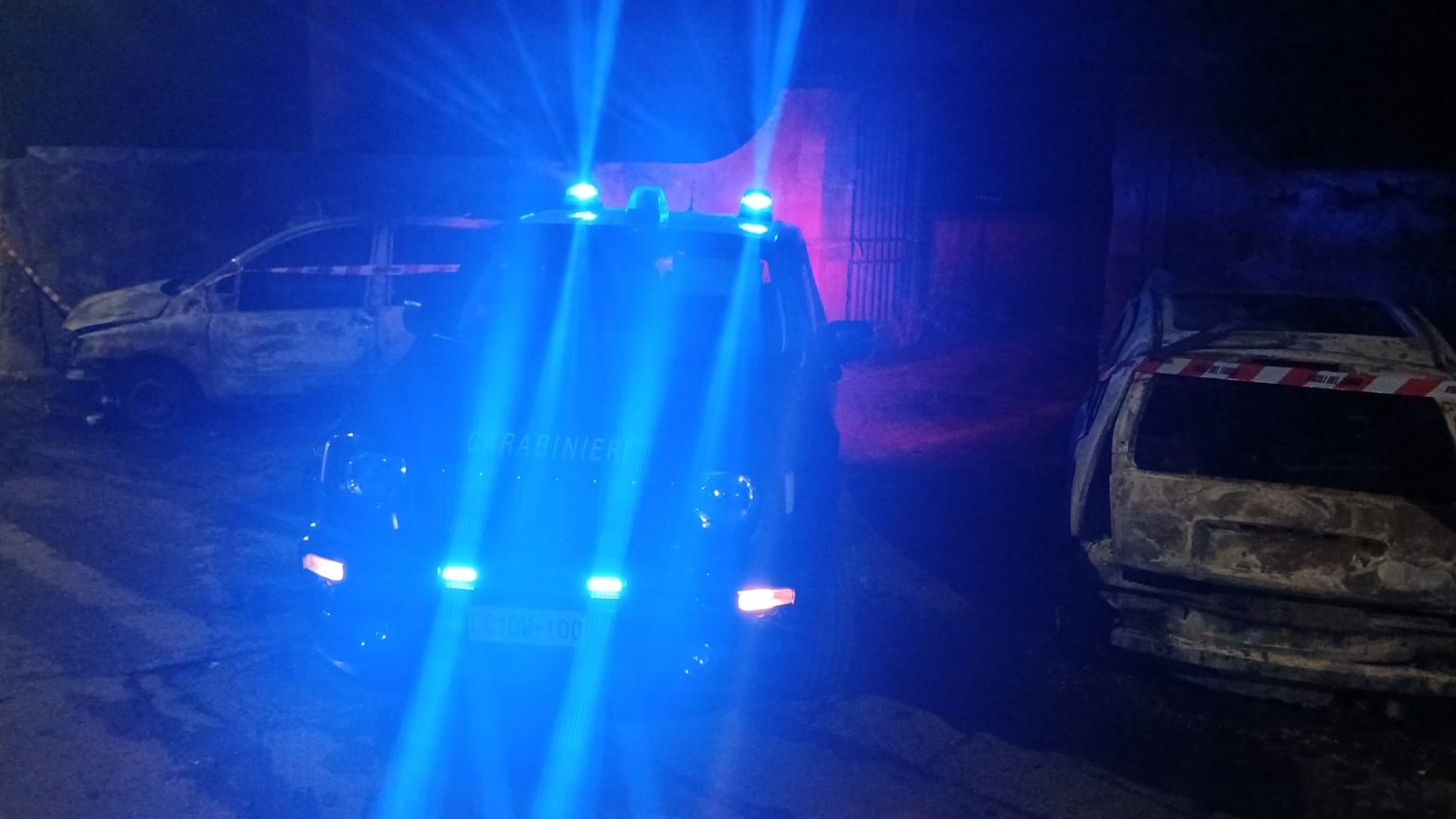 auto distrutte dalle fiamme nella notte indagano i carabinieri