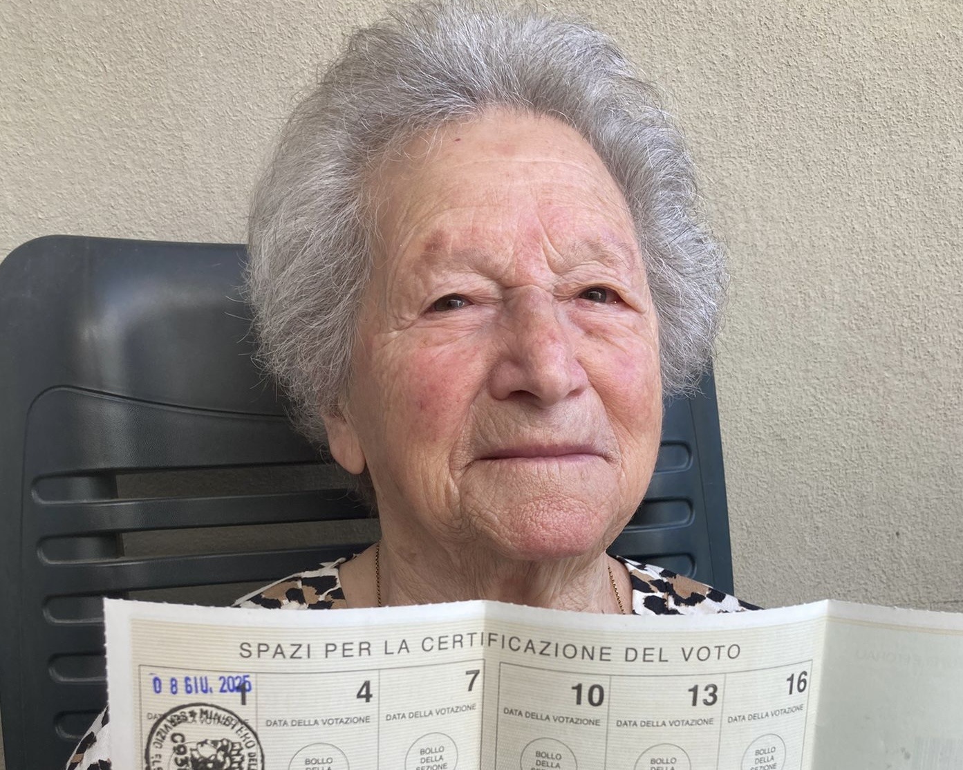 Maria vota a 102 anni: “La tessera elettorale è la nostra identità” Maria vota a 102 anni: “La tessera elettorale è la nostra identità”