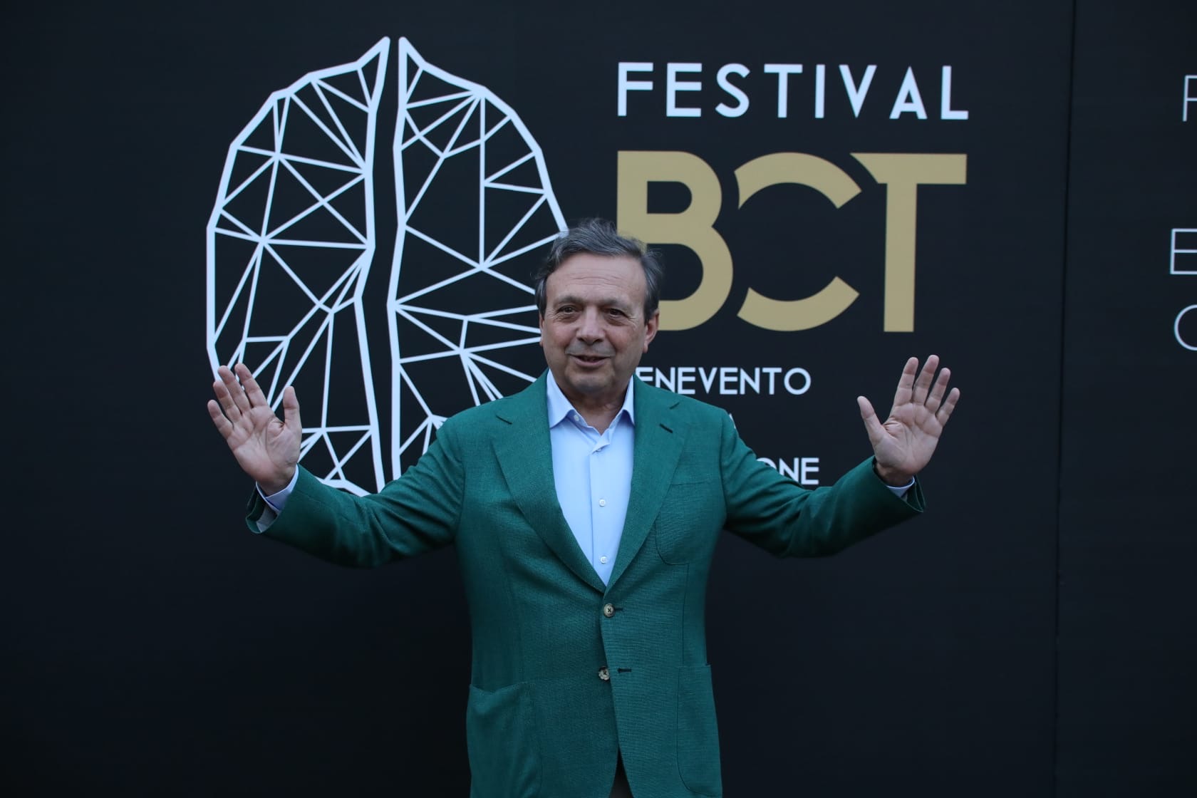 Chiambretti torna a Benevento: “Ora sembra Lugano, è pulita ma i negozi sono chiusi” Chiambretti torna a Benevento: “Ora sembra Lugano, è pulita ma i negozi sono chiusi”