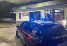 Forzano locale e rubano stecche di sigarette e soldi: ladri in fuga