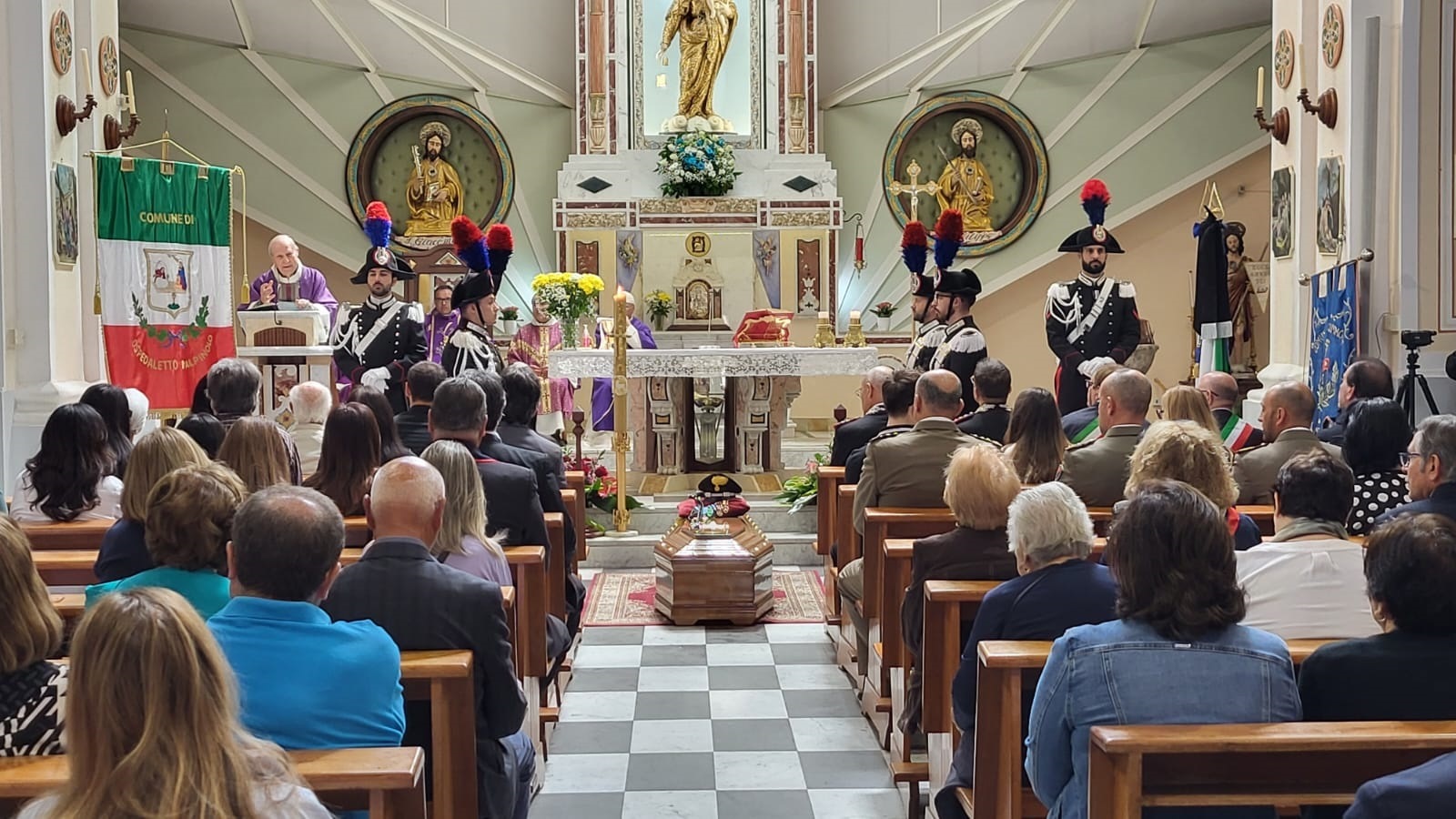 Addio al Maresciallo Perrone: folla e commozione nella chiesa di Ospedaletto