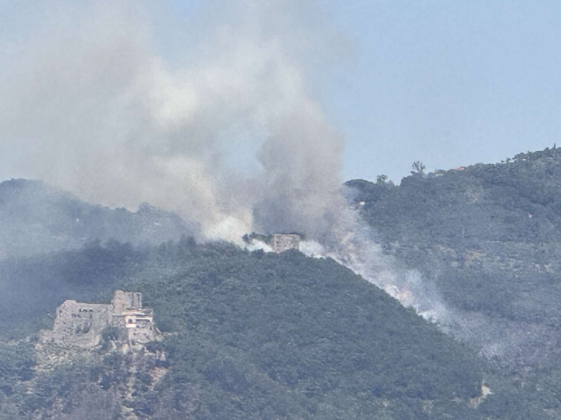 Fiamme vicine al Castello di Arechi Fiamme vicine al Castello di Arechi