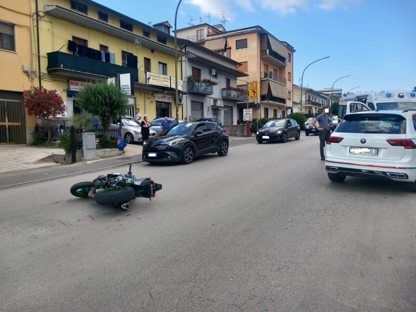 Scontro auto moto, centauro trasportato in ospedale in codice rosso Scontro auto moto, centauro trasportato in ospedale in codice rosso