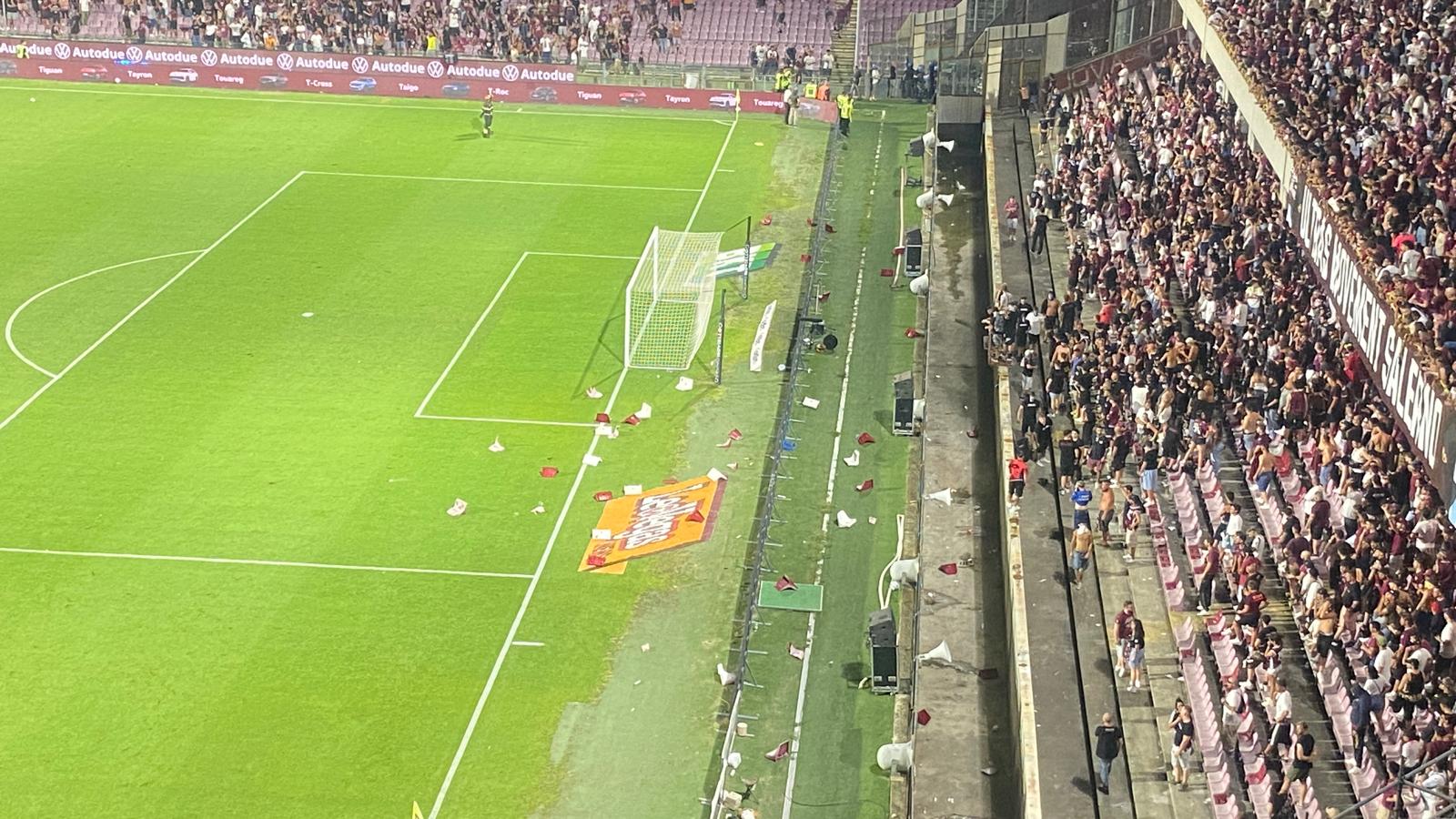 Salernitana, partita sospesa all’Arechi: lancio di sediolini e tentativi di invasione Salernitana, partita sospesa all’Arechi: lancio di sediolini e tentativi di invasione