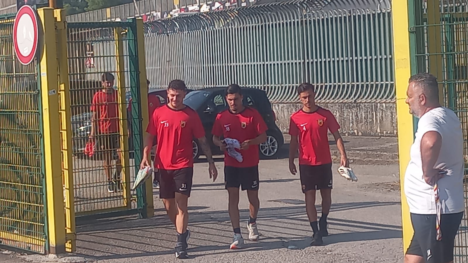 FOTO/ Benevento, calciatori all’Imbriani per la ripresa degli allenamenti: c’è anche il nuovo team manager FOTO/ Benevento, calciatori all’Imbriani per la ripresa degli allenamenti: c’è anche il nuovo team manager