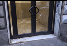 Rione Vasto, tensioni e violenza per il ‘mercato della monnezza’: “Guerriglia e portone sfondato”