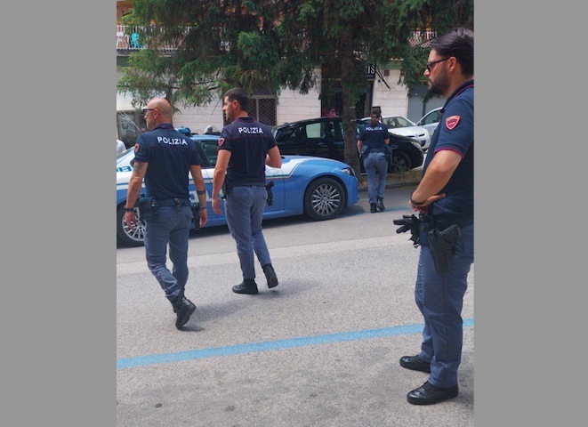 foto panico in centro uomo tenta di aggredire una passante