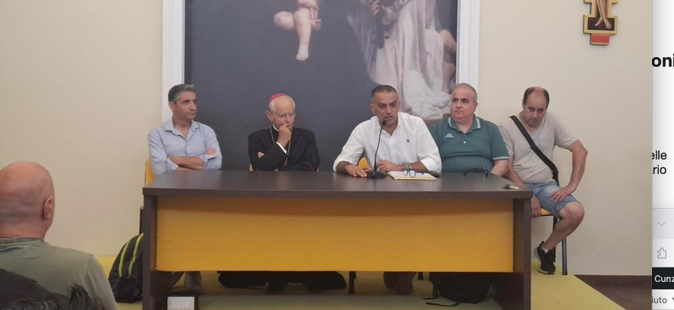 vertenza arcelormittal il vescovo aiello incontra i lavoratori